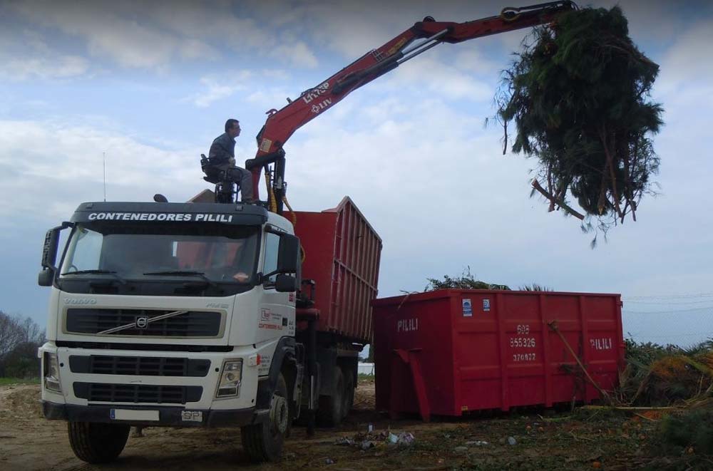 Contenedores Pilili camión recogiendo residuos