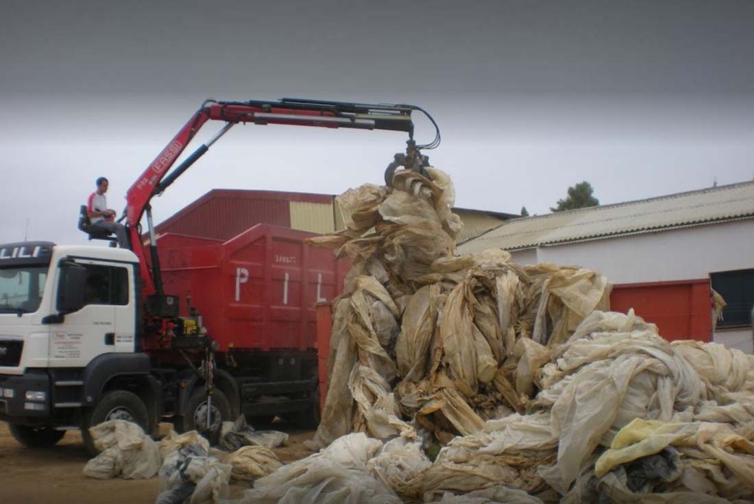 Contenedores Pilili camión con pluma